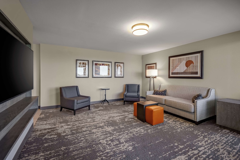 Embassy Suites by Hilton Jonesboro Red Wolf Convention Center 39/60