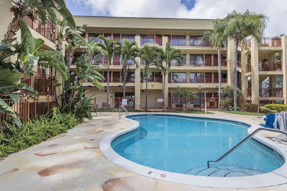 Boca Suites Deerfield Beach, SureStay Collection by Best Western FL 11/43