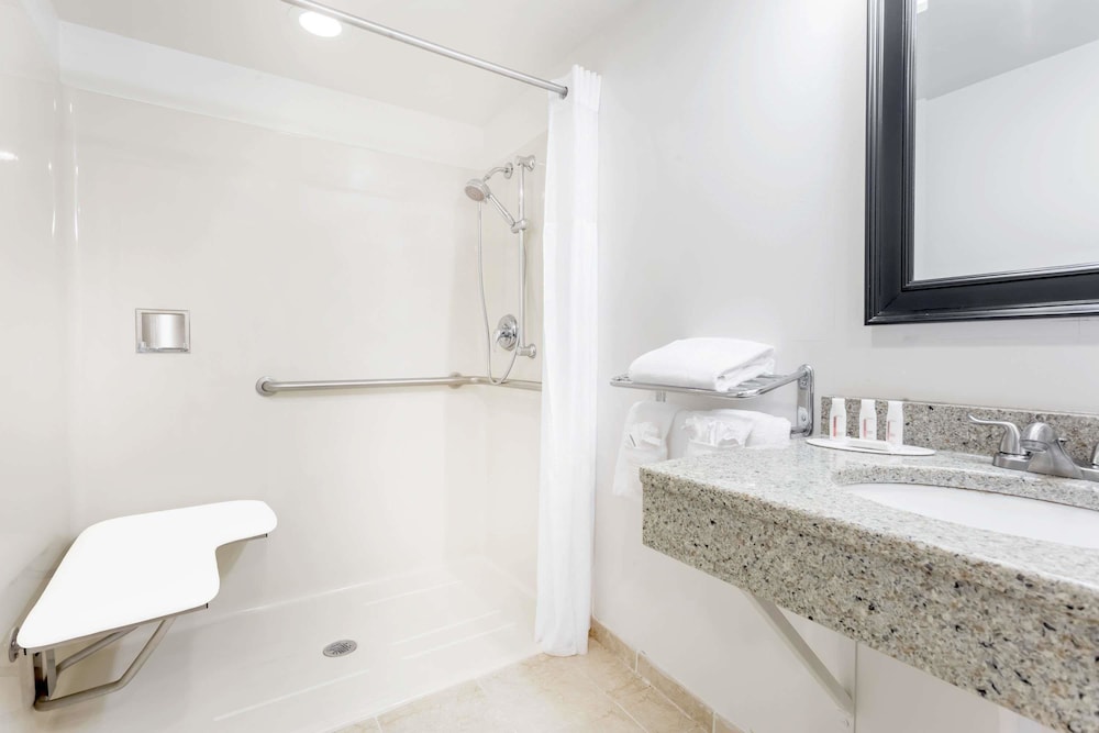 Days Inn by Wyndham Cedar Falls - University Plaza 14/20