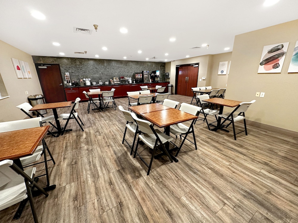 Estherville Hotel Amp Suites 33/50