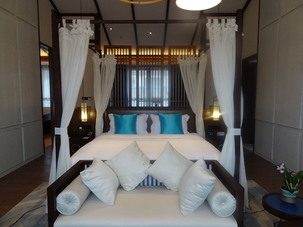 Interior, Scene, Deluxe, Suite, King Bed, River View, Sofa