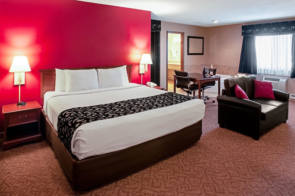 Econo Lodge Menomonie On The Bay MI 8/31