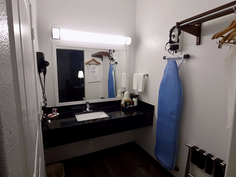 Super 8 by Wyndham Forney/East Dallas 5/27
