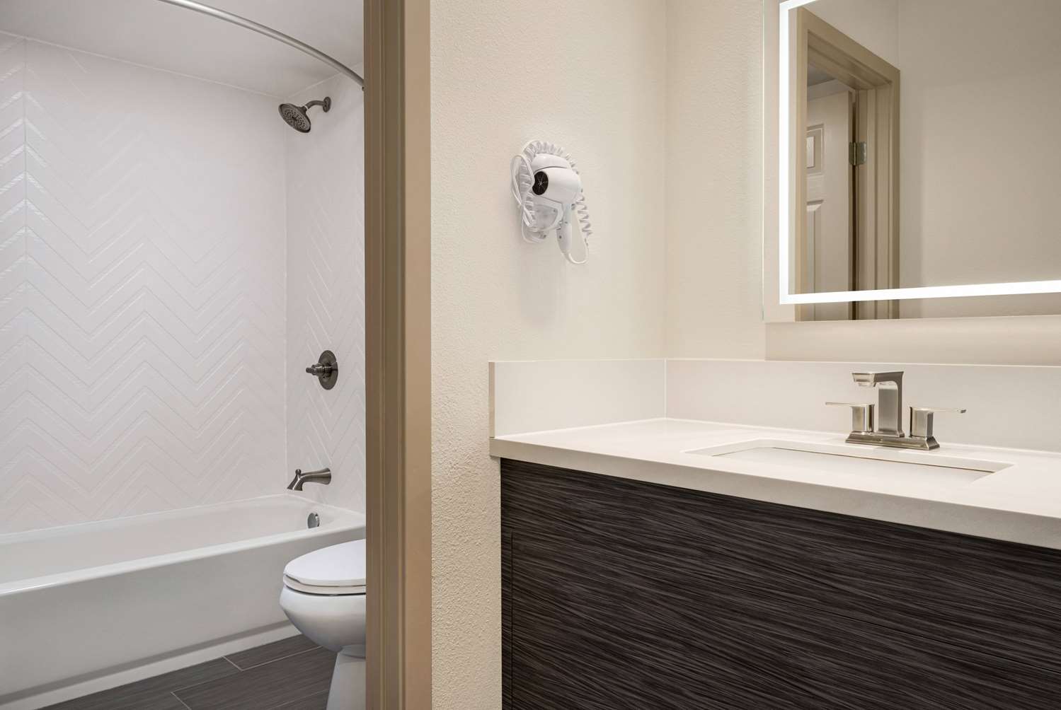 Ramada by Wyndham Anaheim Convention Center 39/40