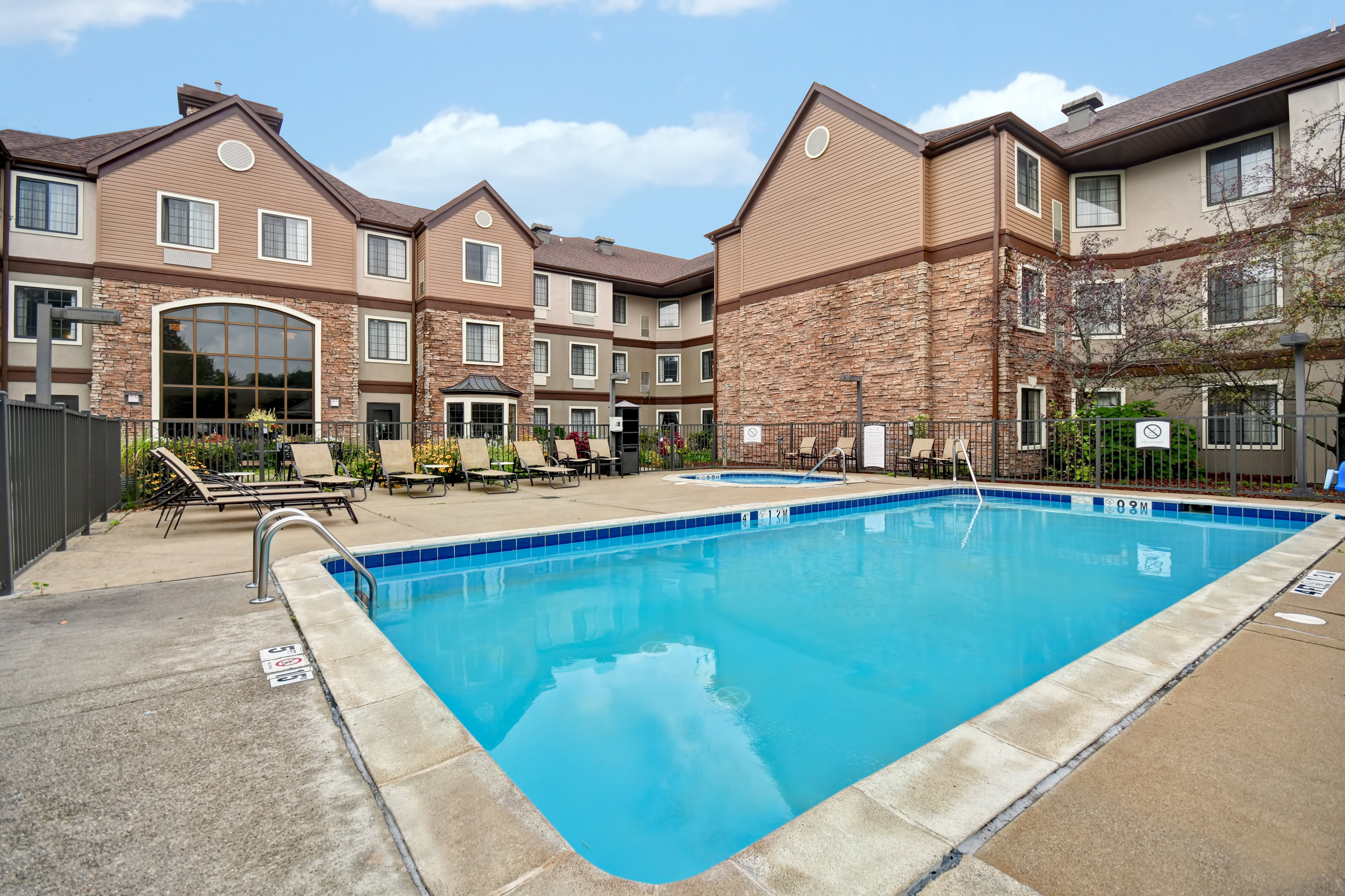 Staybridge Suites Grand Rapids-Kentwood 56/58
