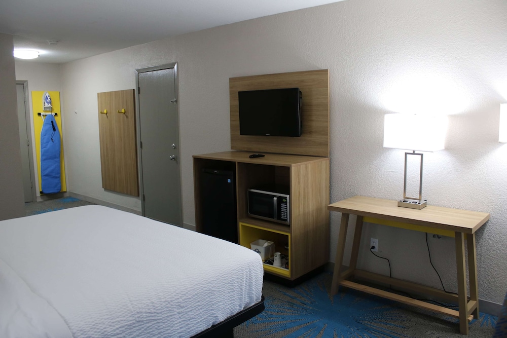 Days Inn by Wyndham Waco University Area 3/37