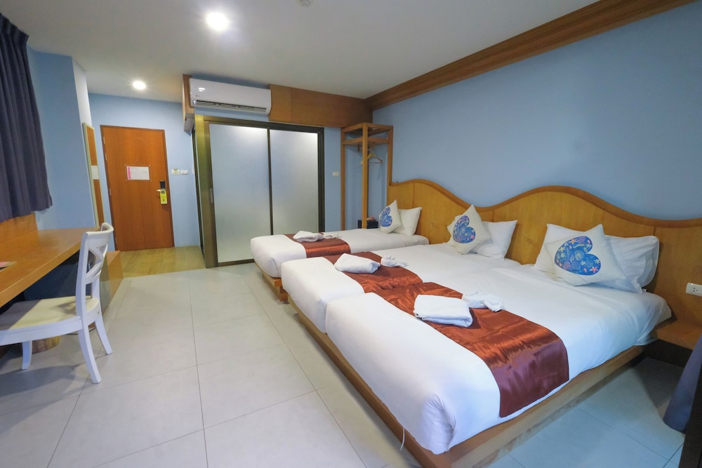 غرفة ثلاثية بسرير فردي وسريرين كوين بإطلالة على المسبح، ROYAL PINEAPPLE HOTEL a welcome to wealth and good fortune 3/11
