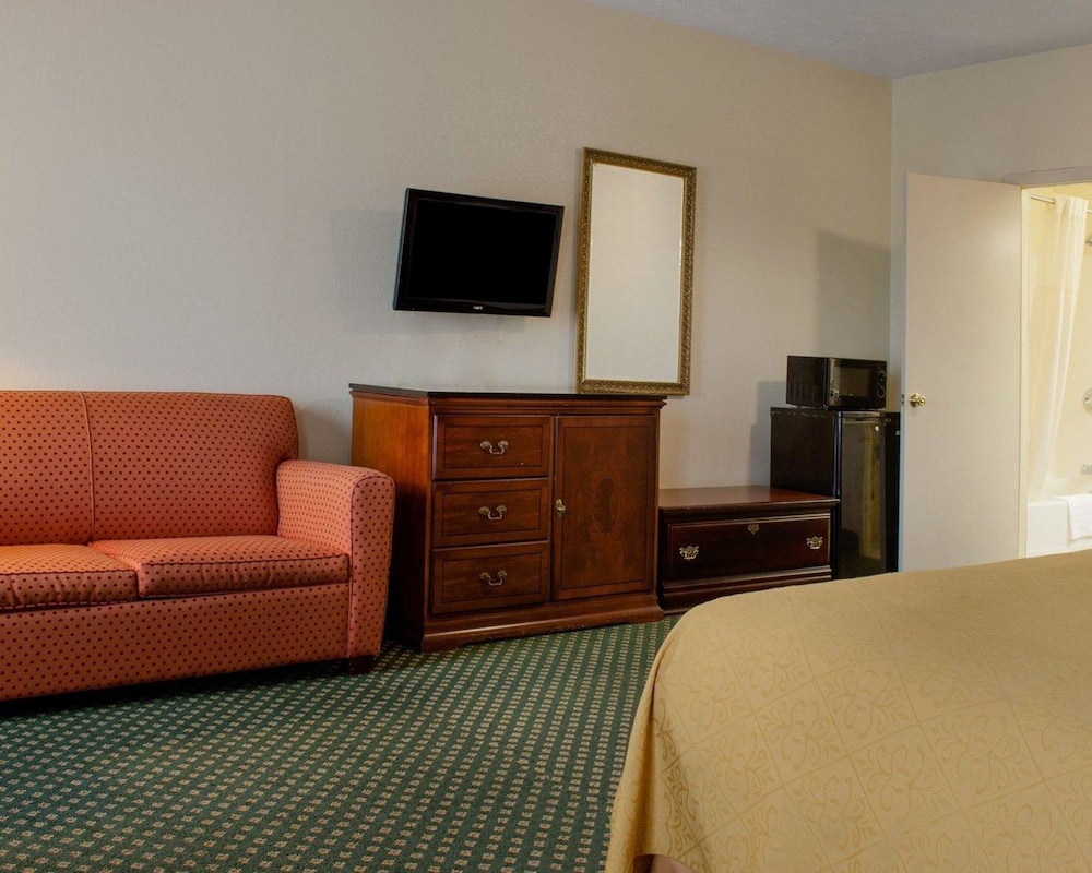 Econo Lodge Inn & Suites Philadelphia MS 64/80
