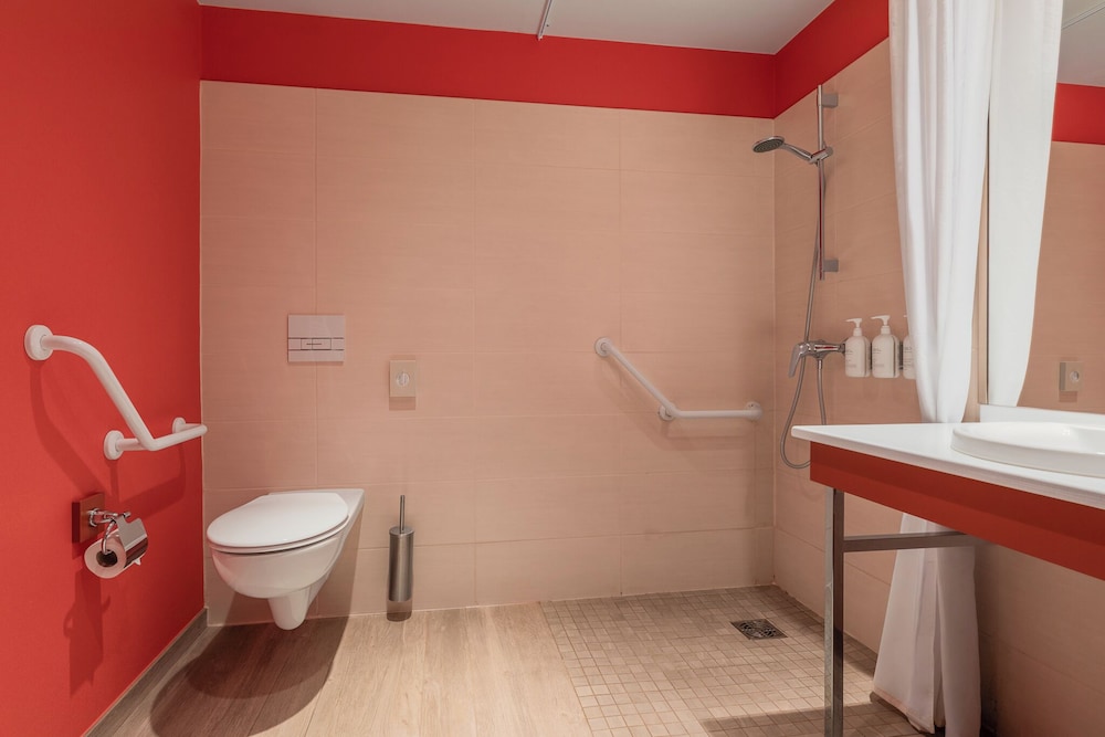 Room, King Bed, Accessible, Spark by Hilton Lyon Eurexpo 4/4