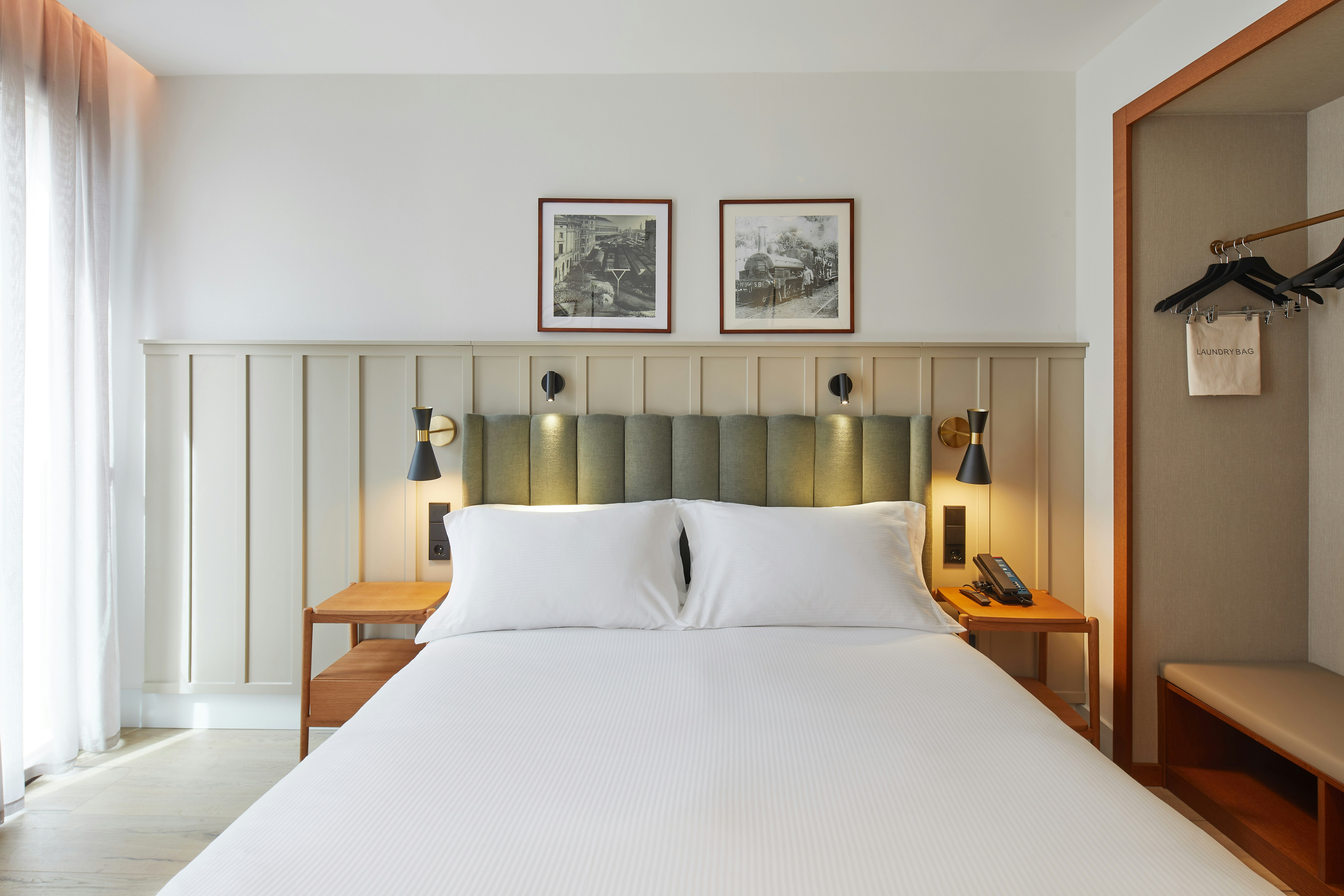 SUPERIOR, QUEEN BED