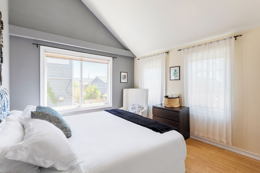 Coastal, Cottage, Twin Beds, 2 King Beds, Sofa