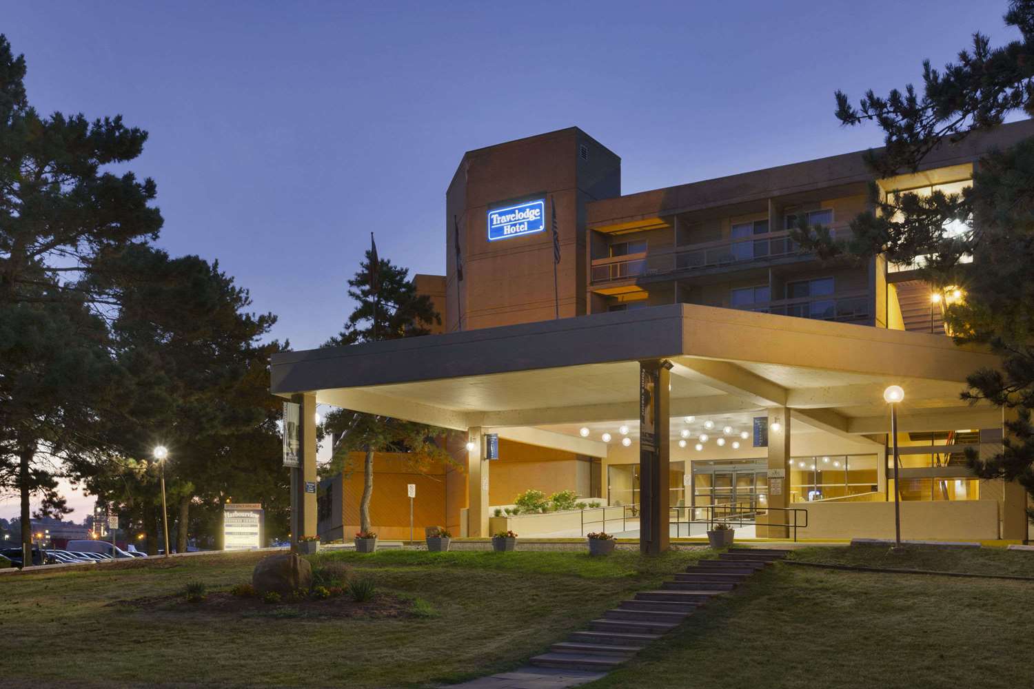 Ramada by Wyndham Belleville Harbourview Conference Centre 1/13