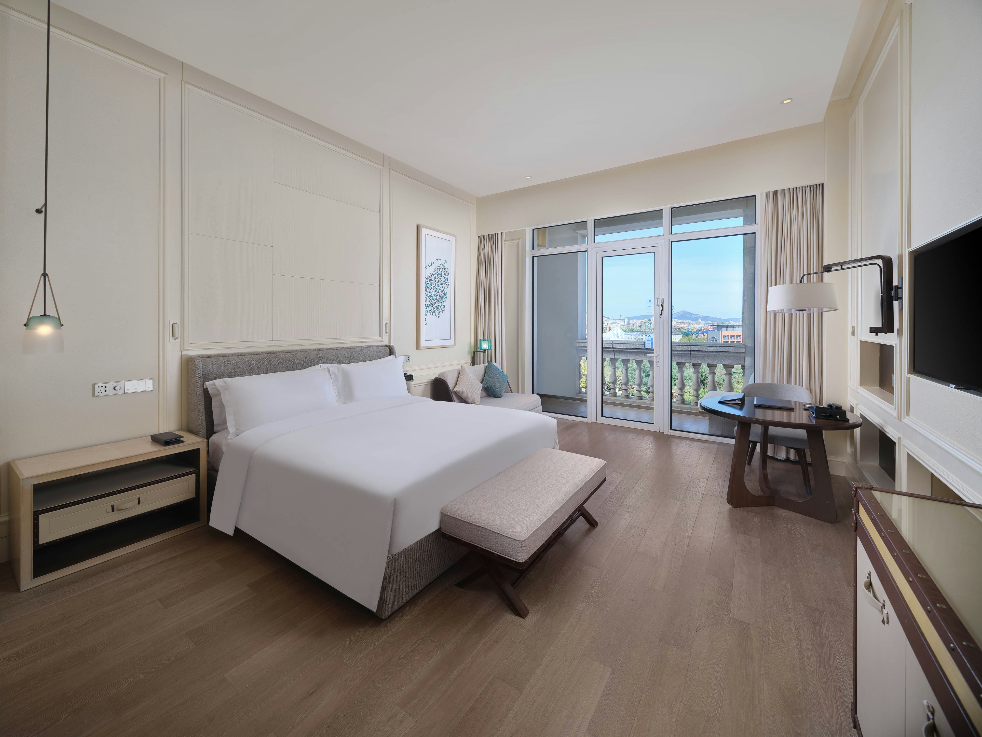 غرفة ديلوكس بسرير كينج بإطلالة على البحر بشرفة، Hilton Dalian Golden Pebble Beach Resort 3/5