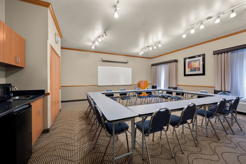 Comfort Inn and Suites Fenton MI 37/50