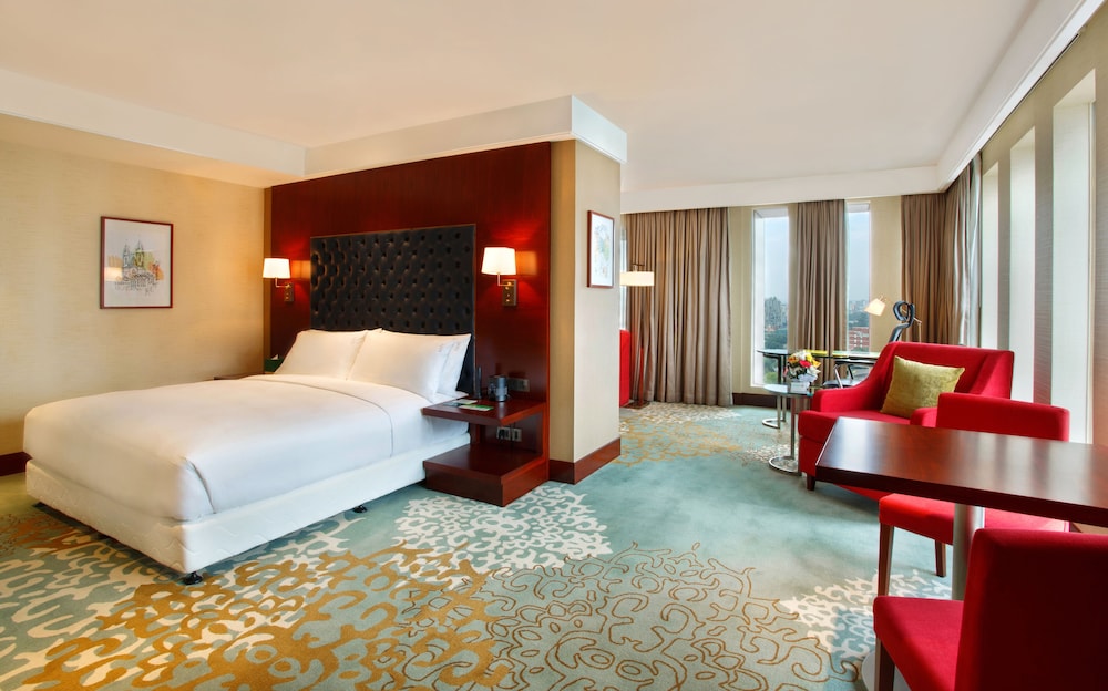 Suite, King Bed, City View