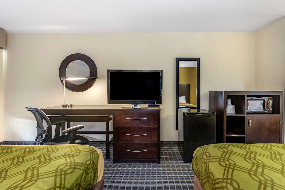 Econo Lodge Brunswick Travel Center 24/30