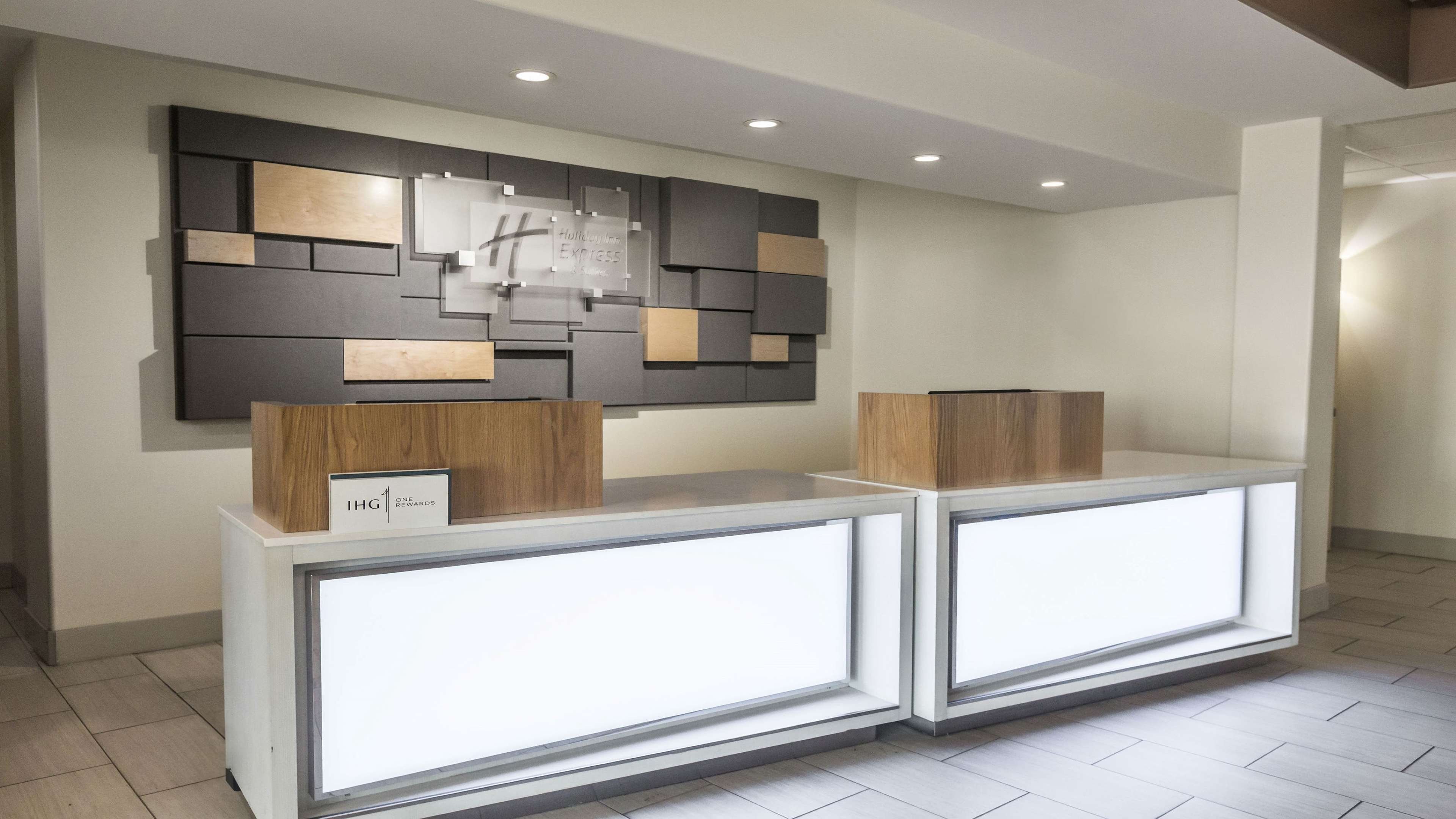 Holiday Inn Express Suites South 8/73