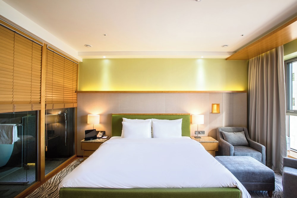 DELUXE, DOUBLE BED, SIDE SEA VIEW