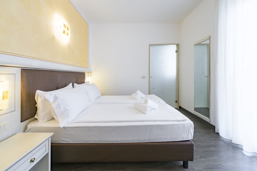 Hotel Sogno Del Benaco 10/63