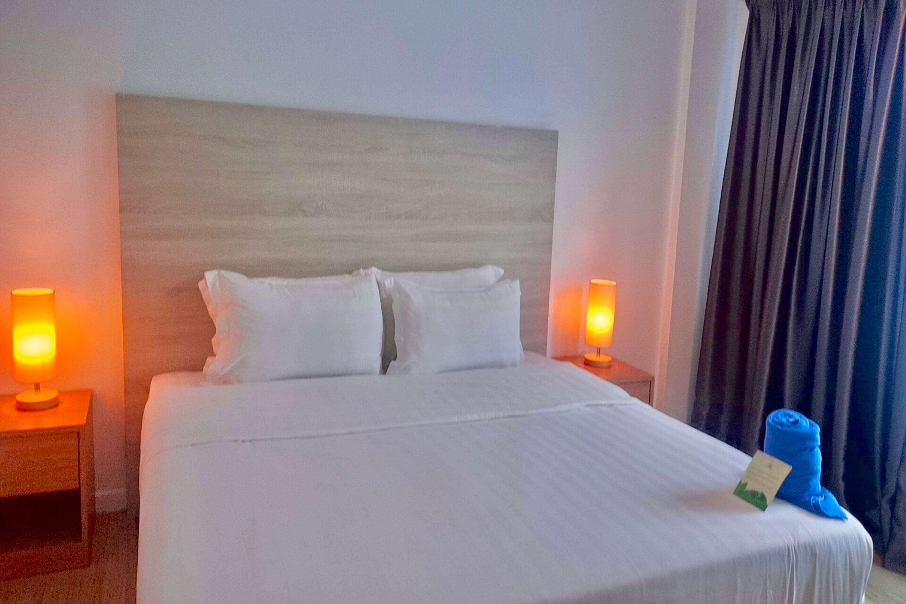 Courtyard, Queen Bed