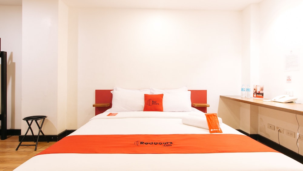 RedDoorz Plus at MM Hotel Las Pinas 7/22