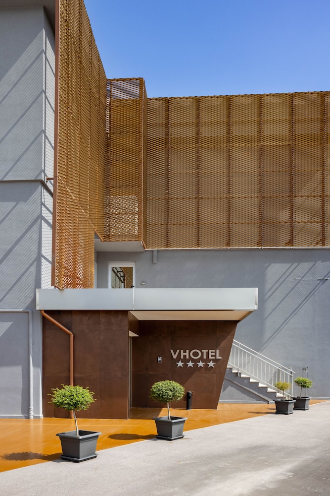 V Hotel 7/54