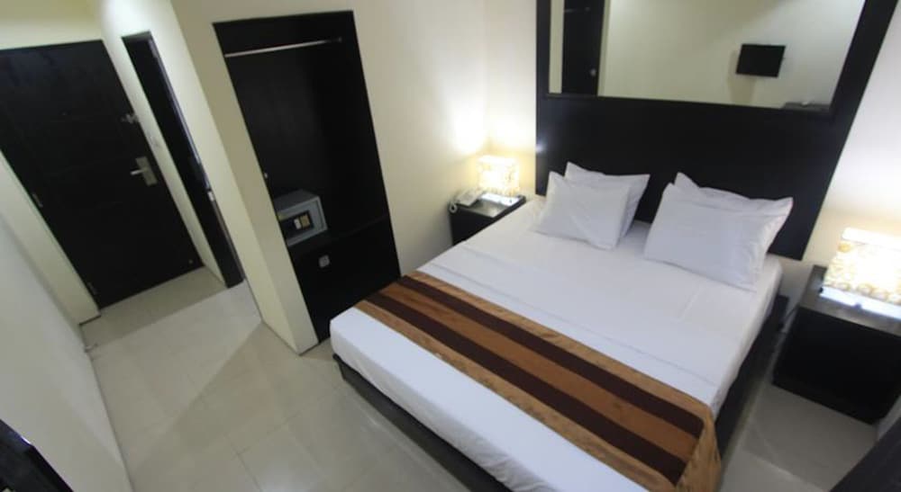 Super OYO 93765 Airport Kuta Bali Hotel 8/37