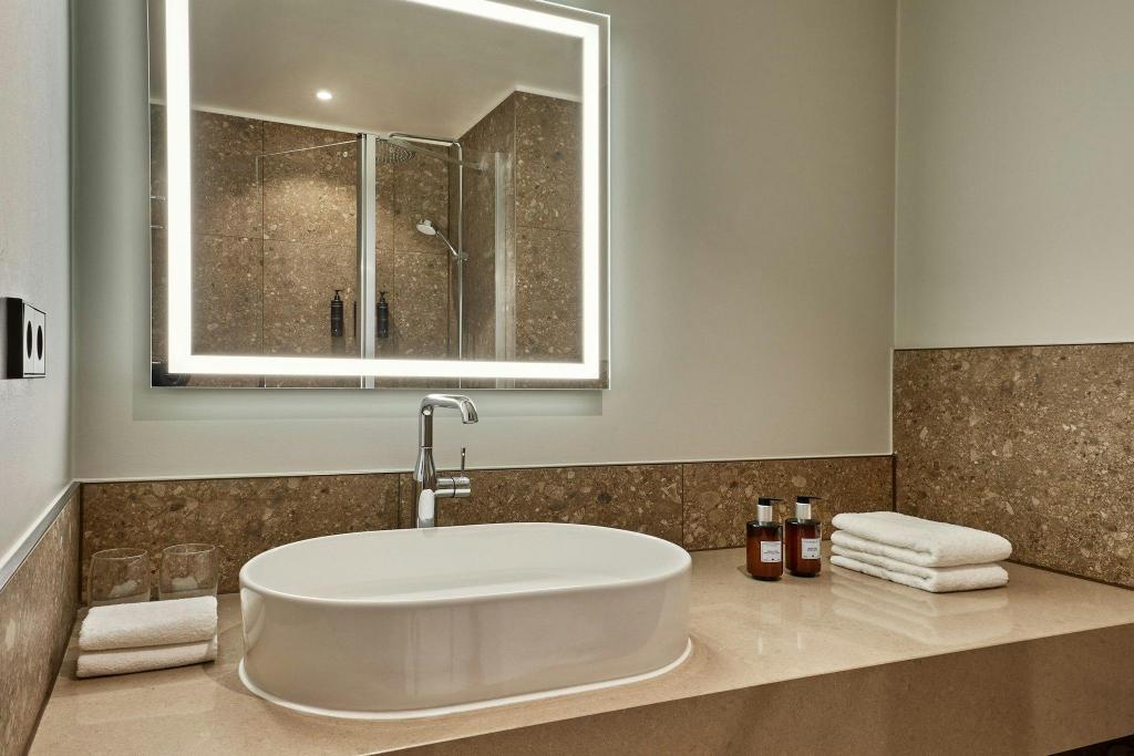 شقة عائلية بسرير كينج بشرفة بغرفة نوم واحدة مع أريكة بمطبخ، Residence Inn by Marriott Munich Central 4/5