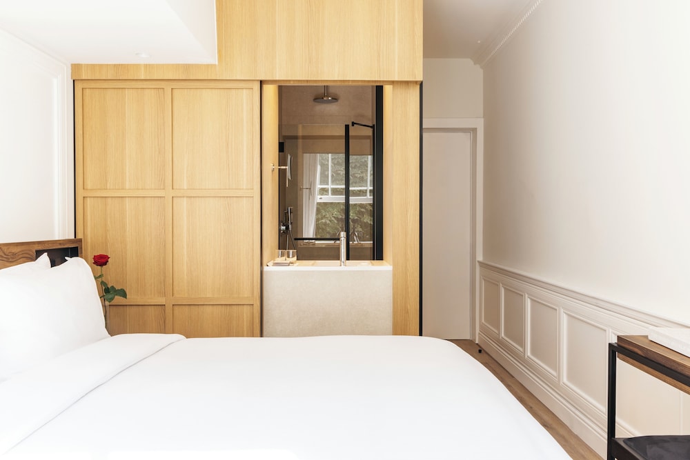 CITY, DOUBLE BED