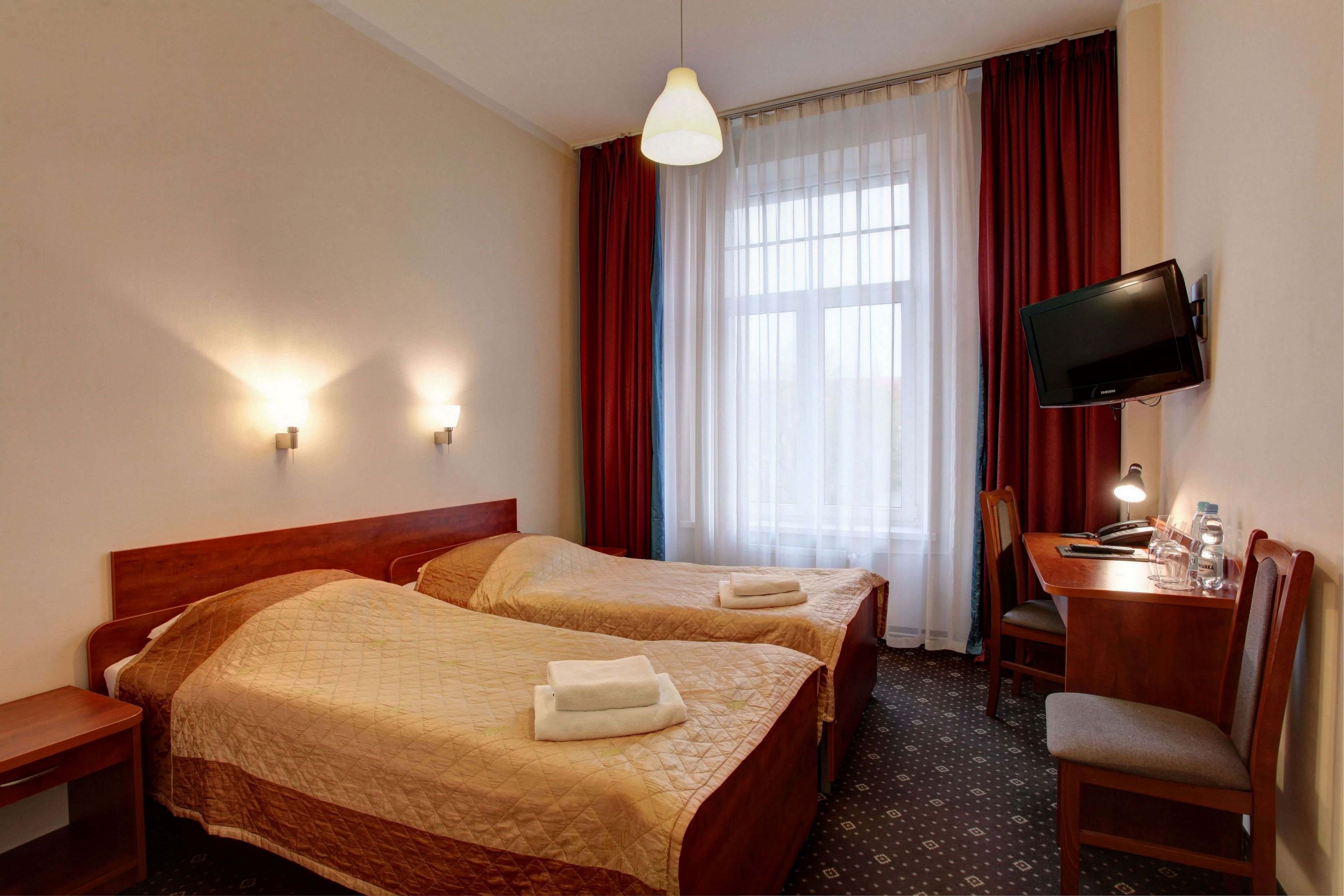 ROOM, TWIN BEDS