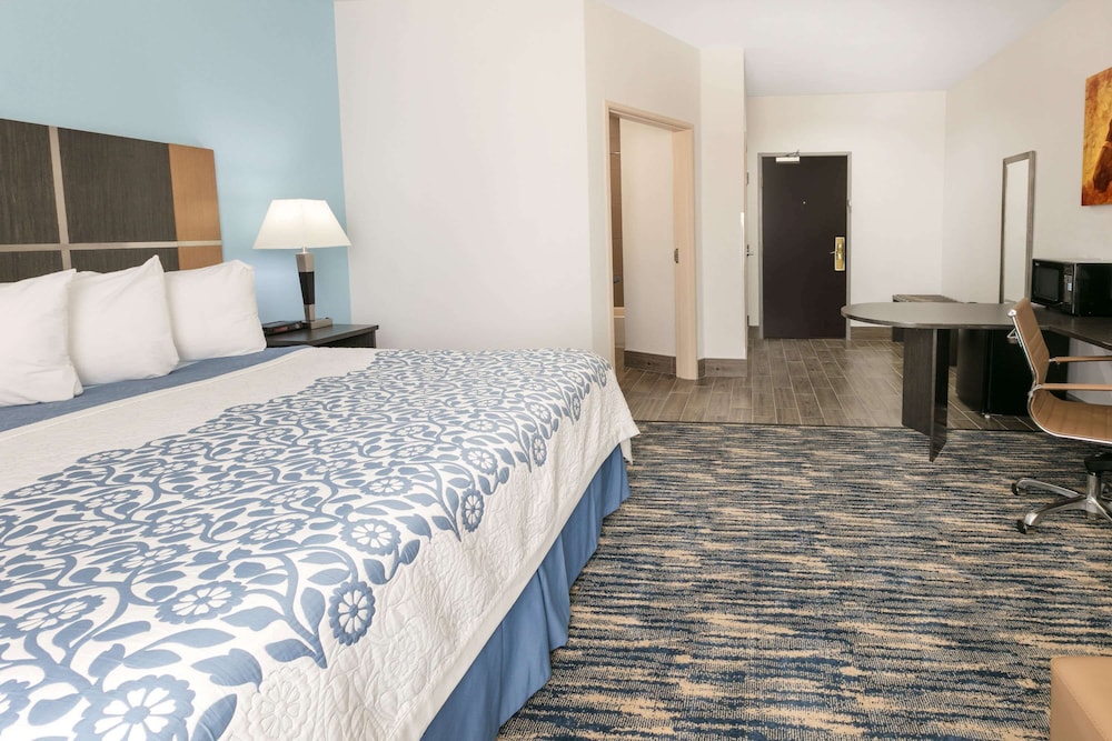 Days Inn & Suites by Wyndham Lubbock Medical Center 12/54