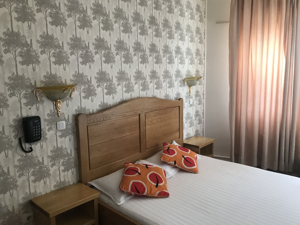 ROOM, DOUBLE BED