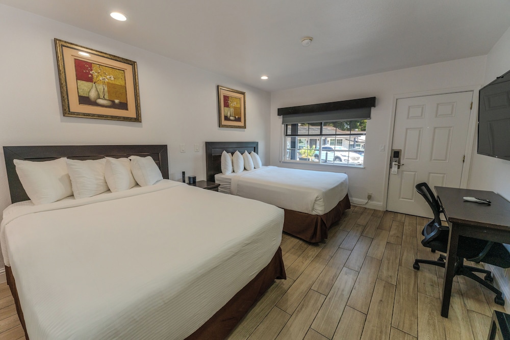STANDARD, 2 QUEEN BEDS