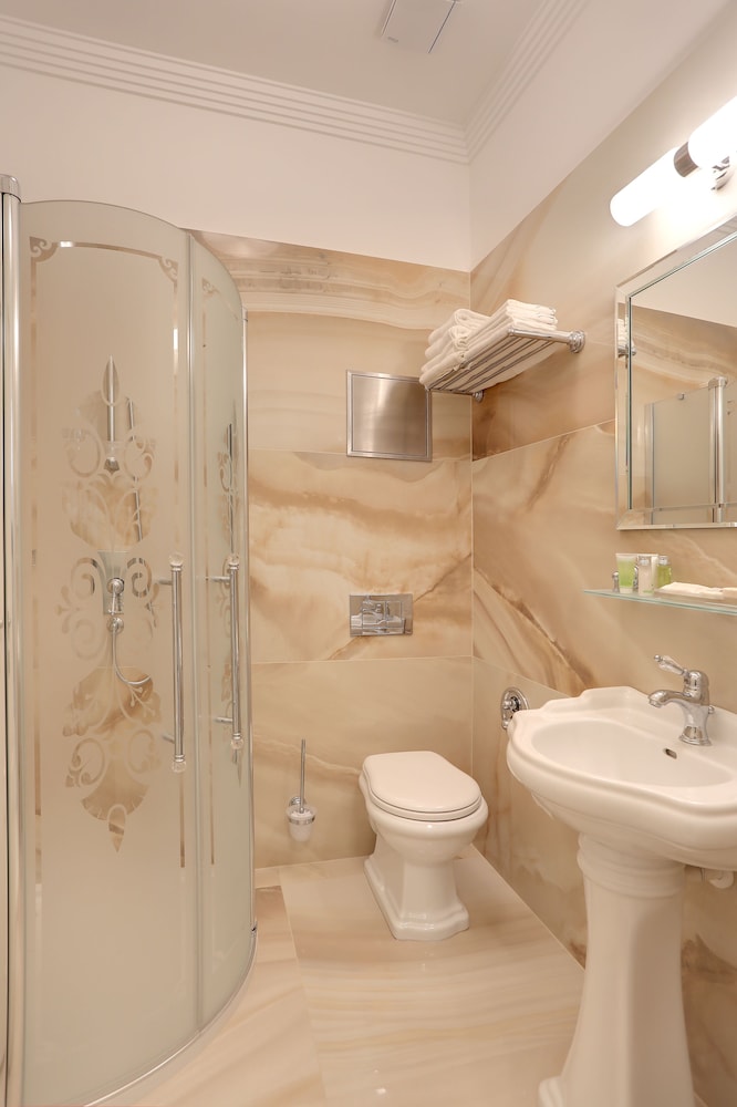 CLASSIC, TWIN BEDS, KITCHENETTE