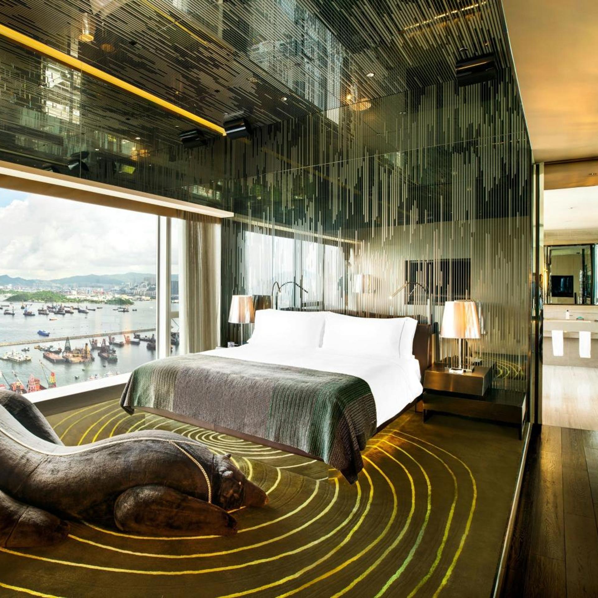 Wow, Extreme, Suite, King Bed, Skyline View, Jetted Tub