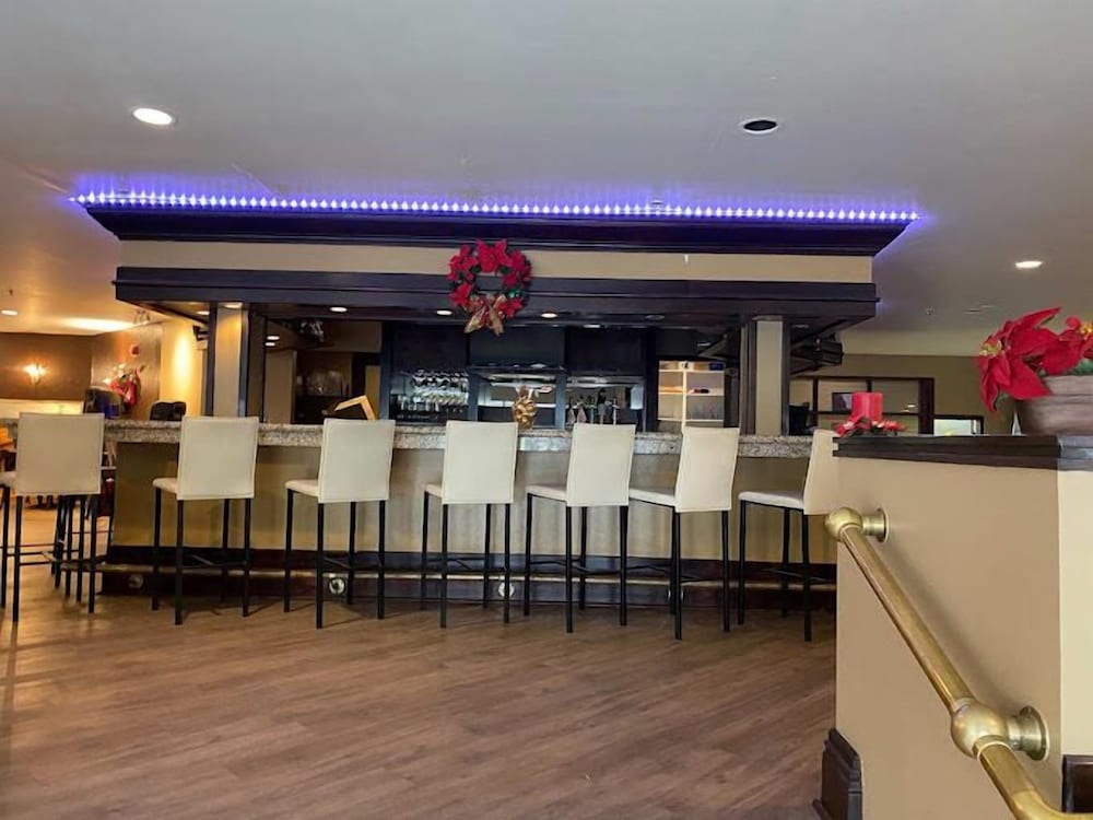 Days Inn by Wyndham Renfrew Conference Centre 16/27