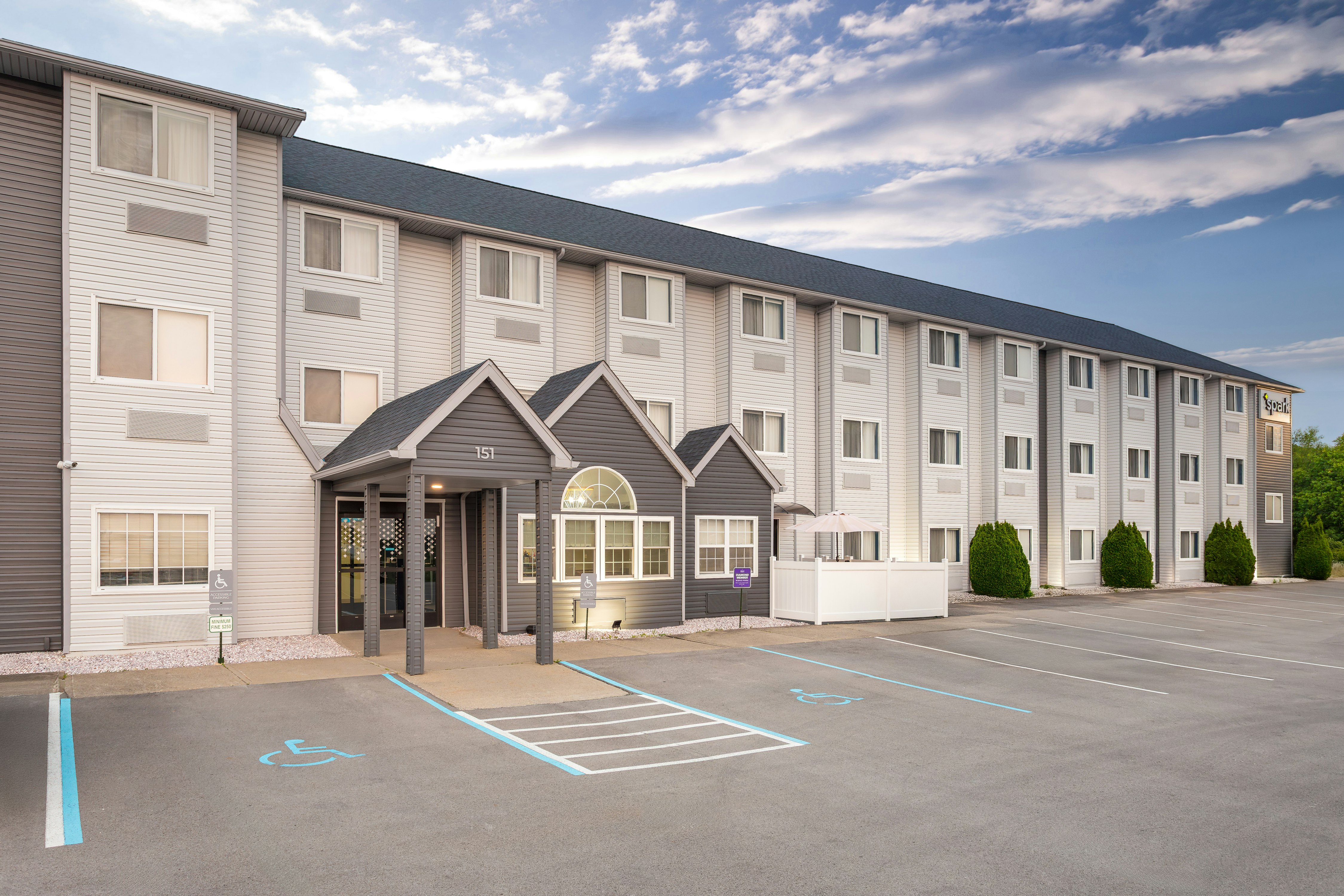 Spark by Hilton Clarion 26/29