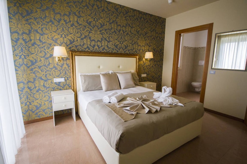Lady Mary Hotel 6/33