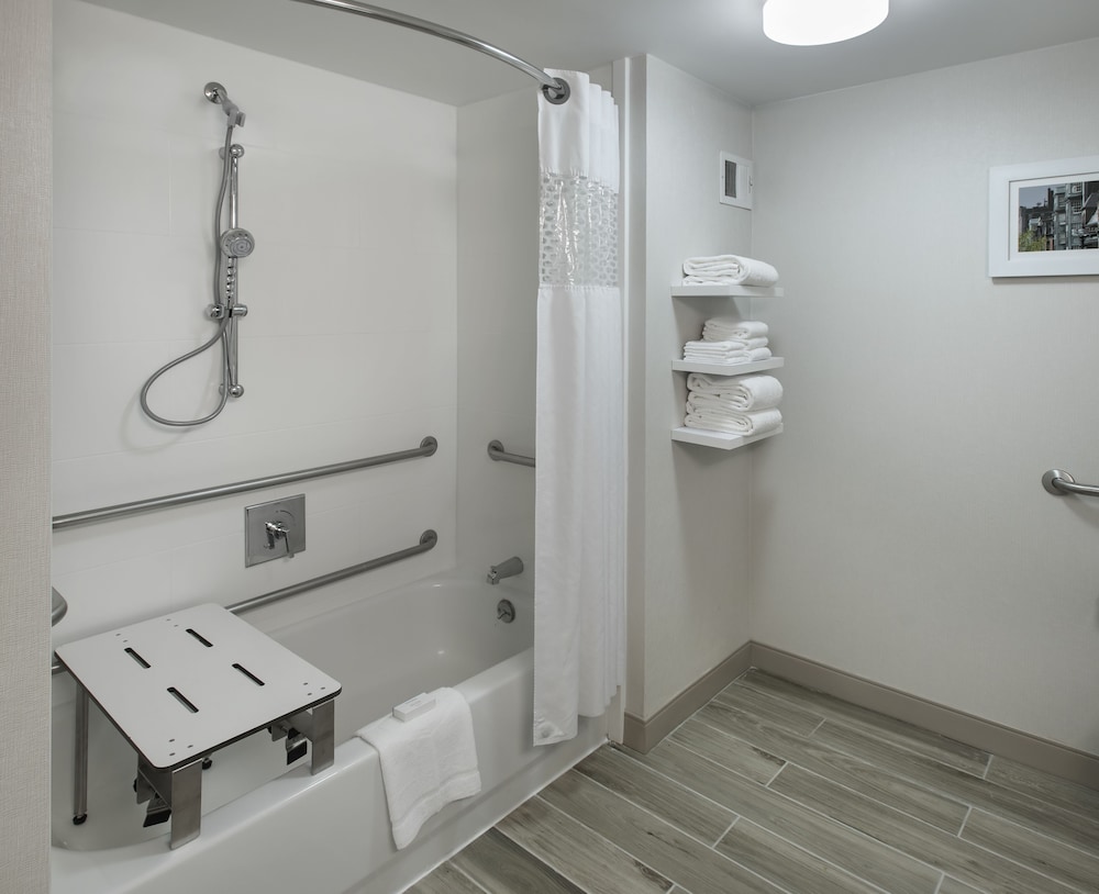 Hampton Inn Boston Logan Airport 14/38