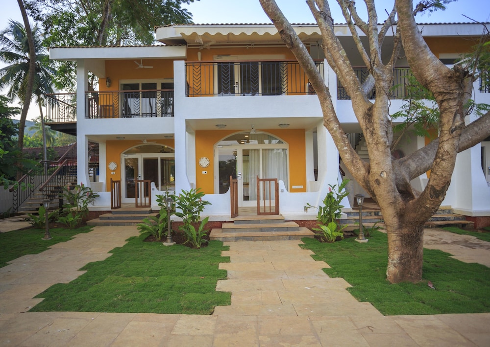 Acron Waterfront Resort 11/80