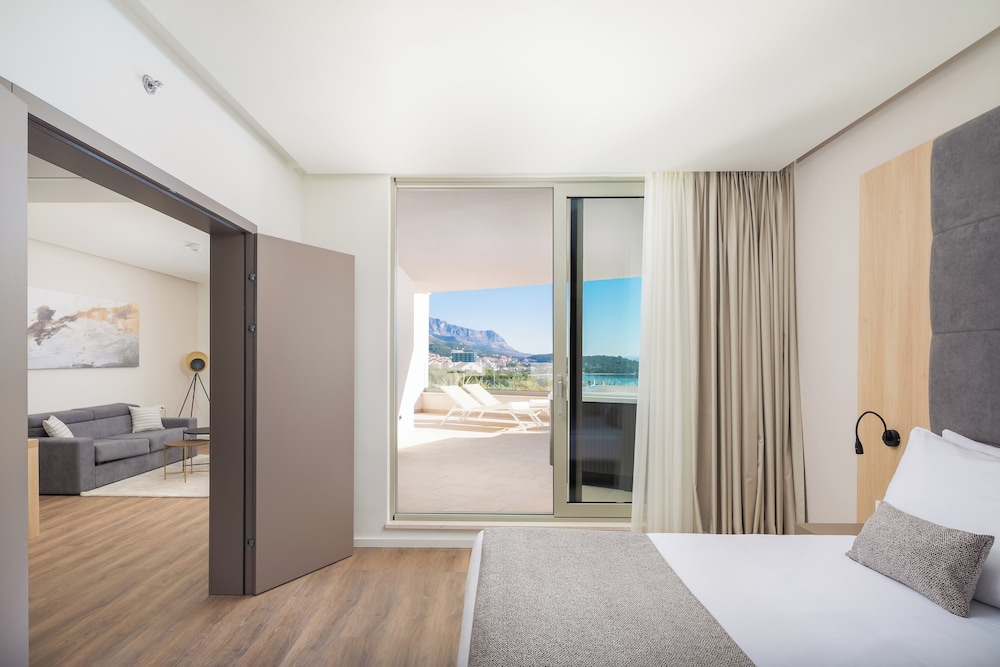 Elegant, Suite, Queen Bed, Sea View, Sofa, Jetted Tub, Terrace