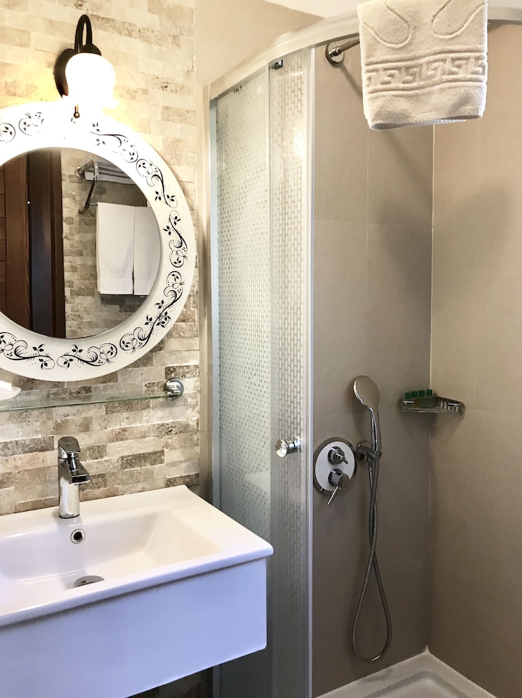 Ada Bacchus Hotel 48/50