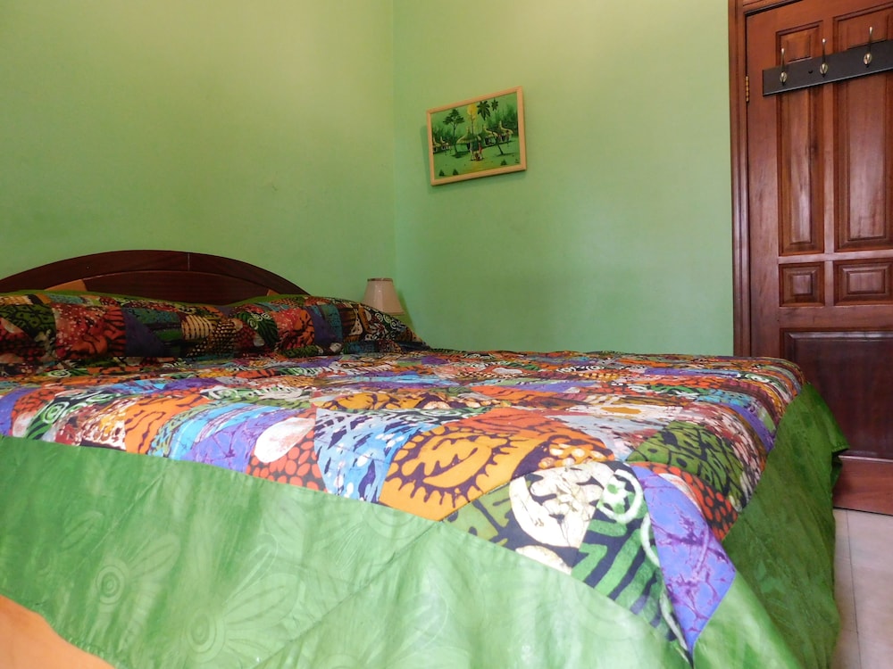 DELUXE, QUEEN BED, PRIVATE BATHROOM