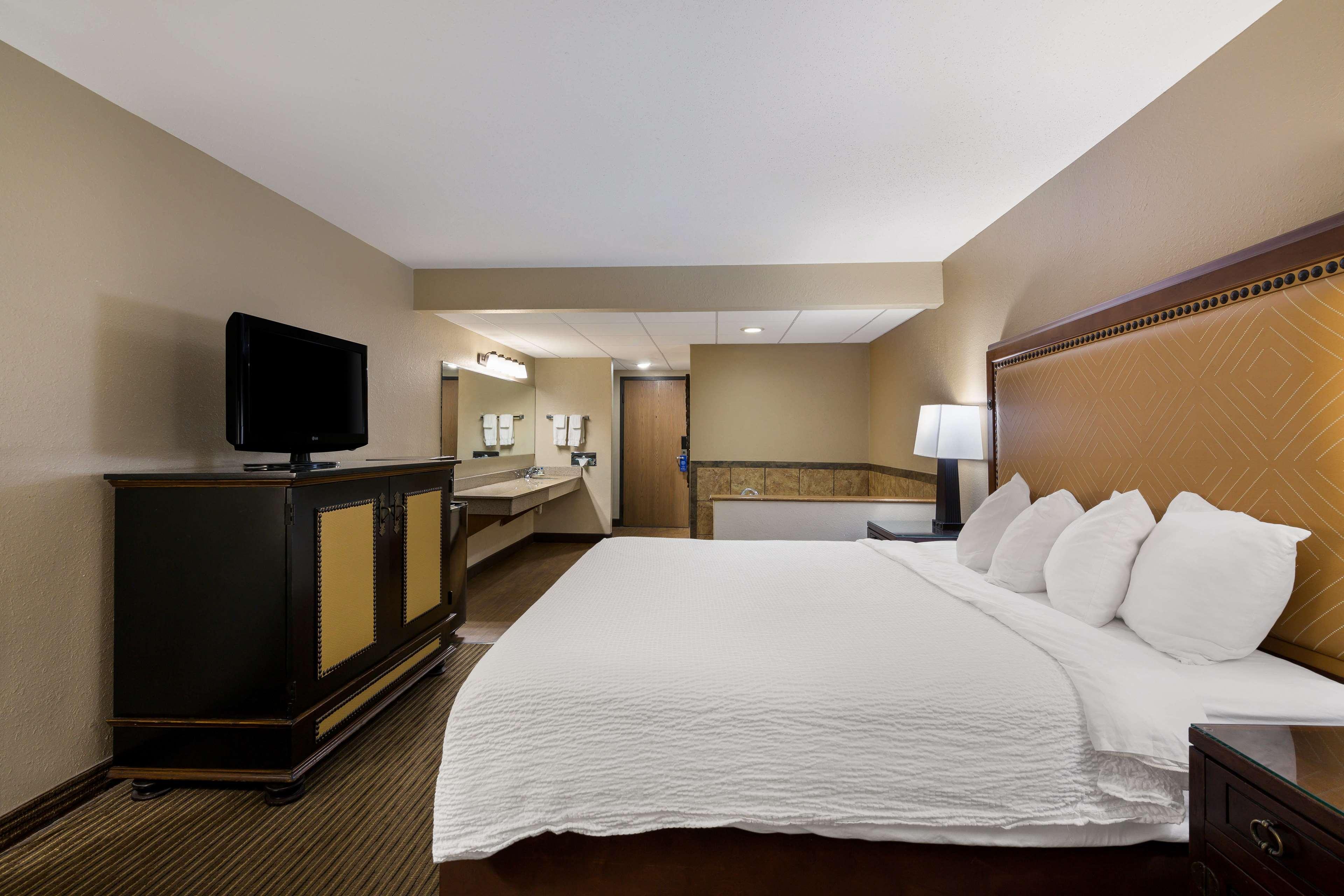 Room, King Bed, Pool Side, Hot Tub