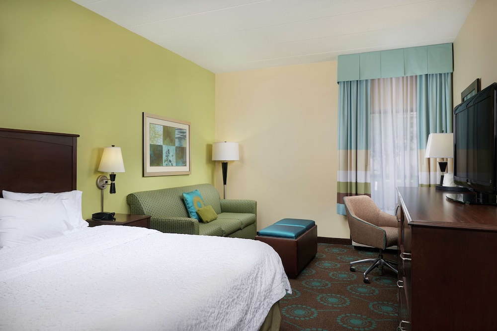 غرفة بسرير كينج مع أريكة، Hampton Inn Rehoboth Beach 2/10