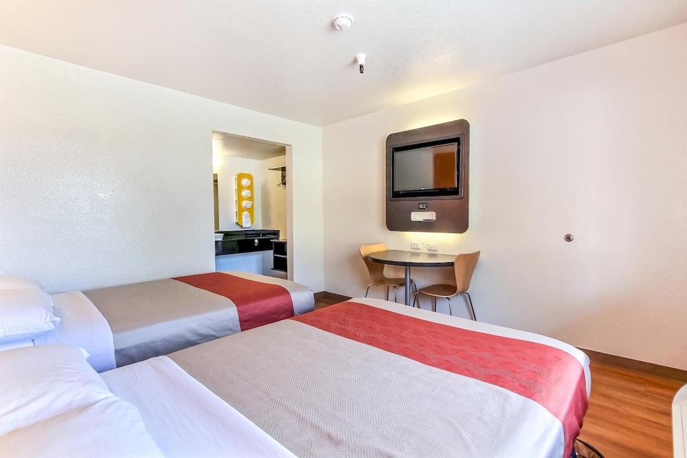 Motel6 Watsonville, CA - Monterey Area 24/64