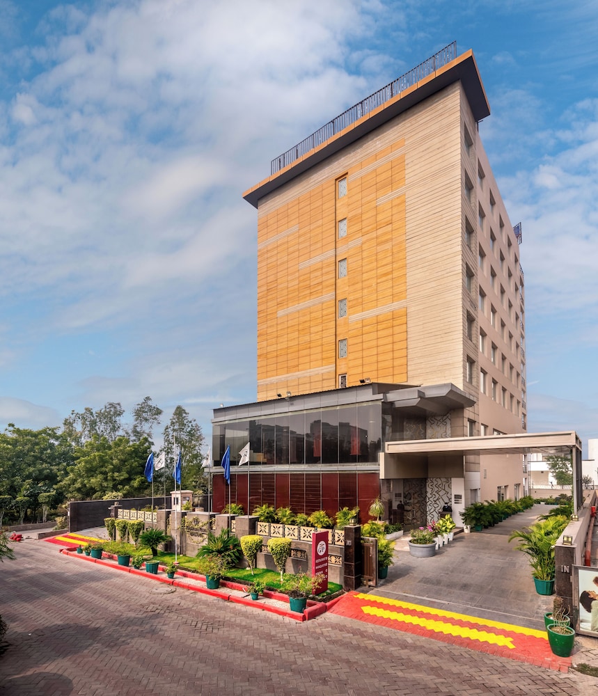 The Golden Palms Hotel Spa Delhi 9/41