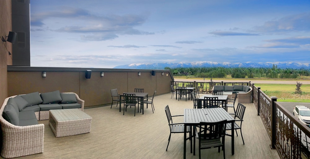Glacier International Lodge 33/48
