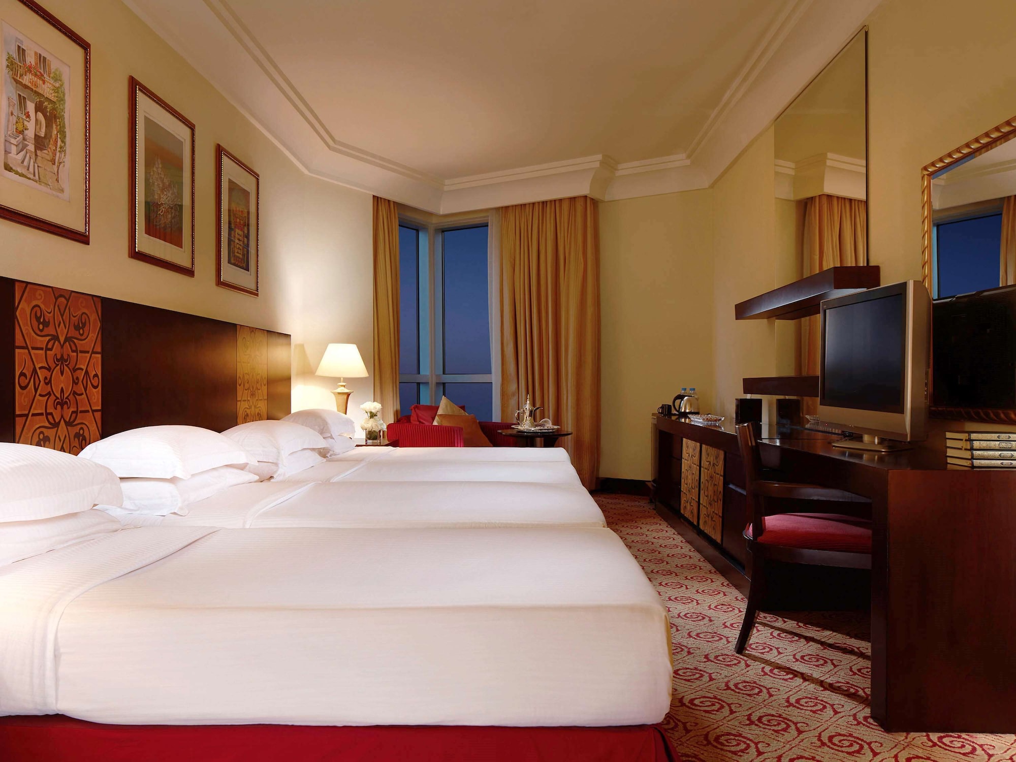 CLASSIC, TWIN BEDS, CITY VIEW