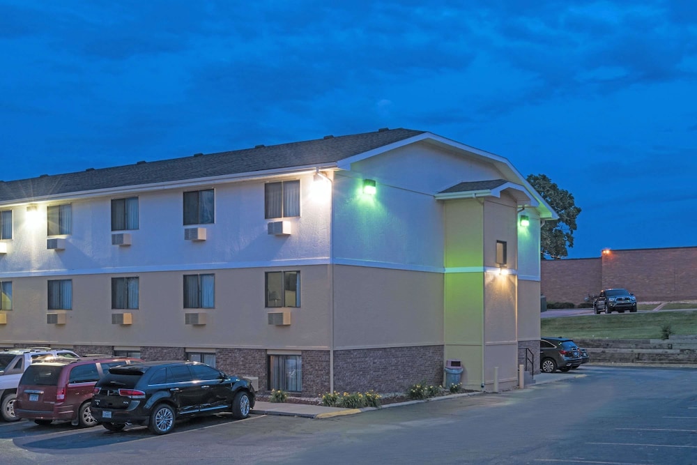 Super 8 by Wyndham Omaha NE 3/28